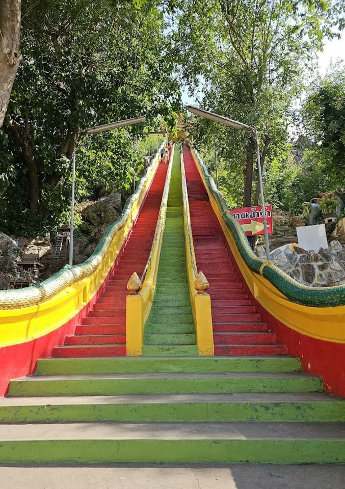 ซึ่งขั้นบันไดมีประมาณ 158 ขั้น วัดถ้ำเสือ