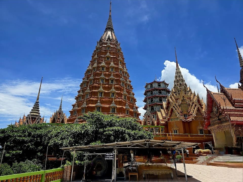 สามารถเข้าไปกราบไหวสักการะได้ฟรีไม่มีบริการค่าเข้า วัดถ้ำเสือ