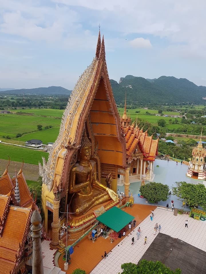จุดเด่นของวัดจะมีพระพุทธรูปปางประทานพรขนาดใหญ่ วัดถ้ำเสือ