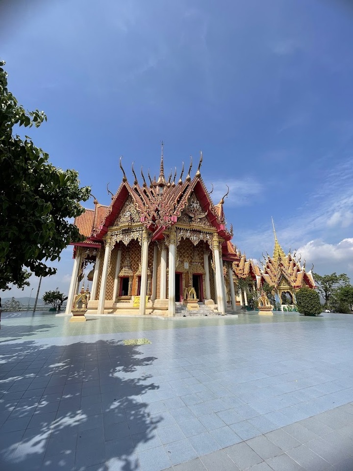 ที่นี่เป็นวัดที่มีชื่อเสียงและเป็นที่นิยมของนักท่องเที่ยวที่มีจิตศรัทธา วัดถ้ำเสือ