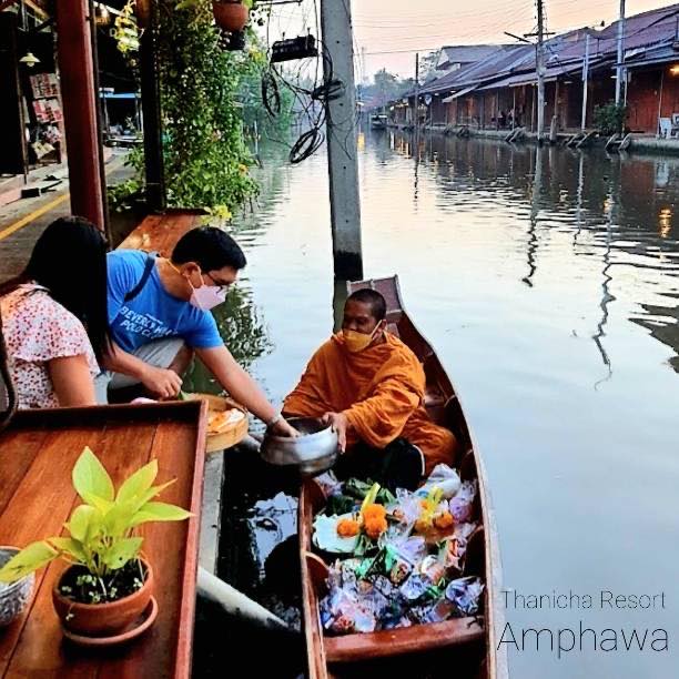 มีกิจกรรมทำบุญตักบาตรในตอนเช้า ฐณิชาฌ์ เฮลท์ตี้ รีสอร์ท
