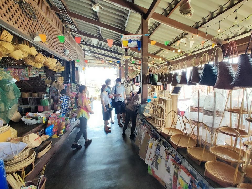 เป็นตลาดริมน้ำขนาดเล็ก บรรยากาศเงียบสงบ ที่เที่ยวสมุทรสงคราม