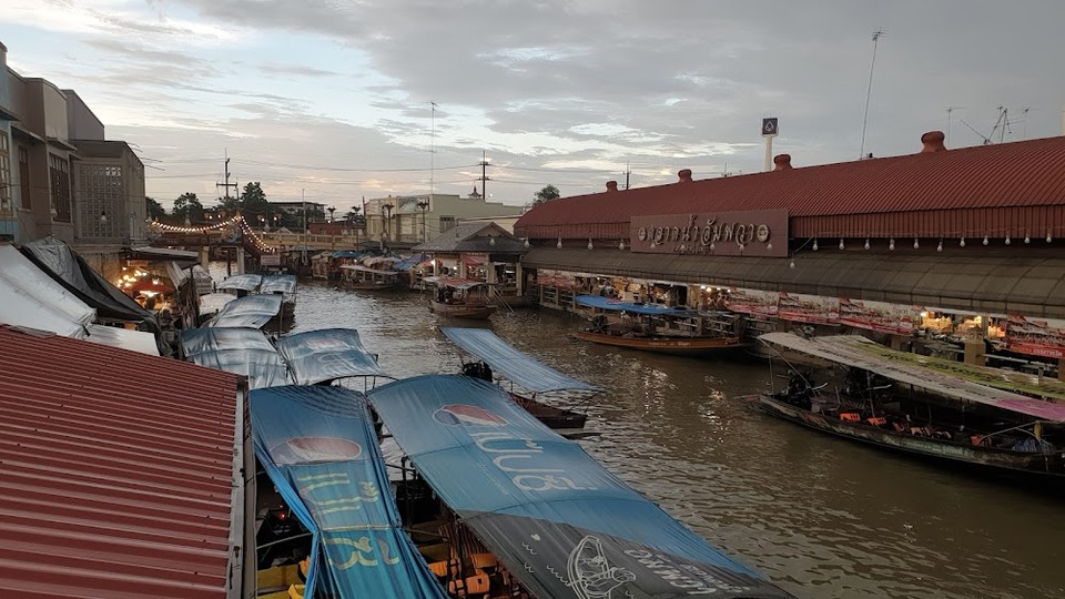 ตลาดน้ำอัมพวา ที่เที่ยวสมุทรสงคราม