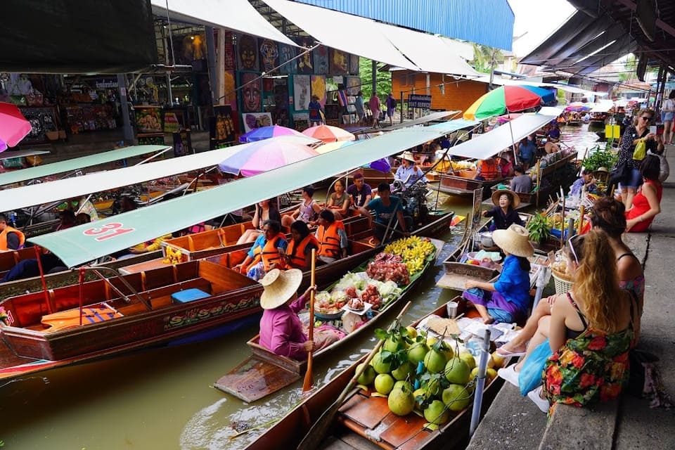 เป็นตลาดที่ได้รับความนิยมมากที่สุดในประเทศ ตลาดน้ำอัมพวา