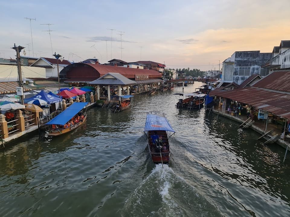 ตลาดน้ำที่เกิดขึ้นด้วยการร่วมมือร่วมใจของคนในชุมชนท้องถิ่น ที่เที่ยวสมุทรสงคราม