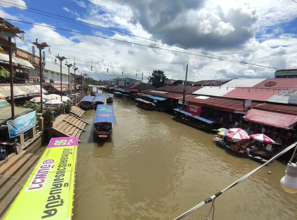 เสน่ห์ของเรือนไม้ริมน้ำ วิถีชีวิตชาวบ้าน และอาหารอร่อย ตลาดน้ำอัมพวา
