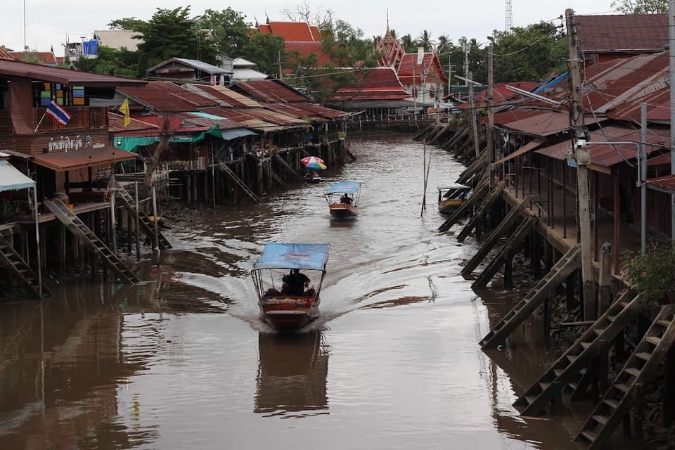 เป็นตลาดน้ำที่เกิดขึ้นด้วยการร่วมมือร่วมใจของคนในชุมชนท้องถิ่น ตลาดน้ำอัมพวา