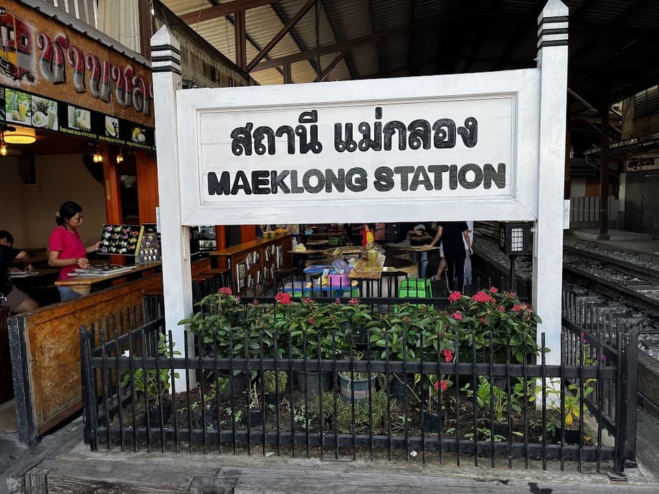 ตลาดร่มหุบ ที่เที่ยวสมุทรสงคราม