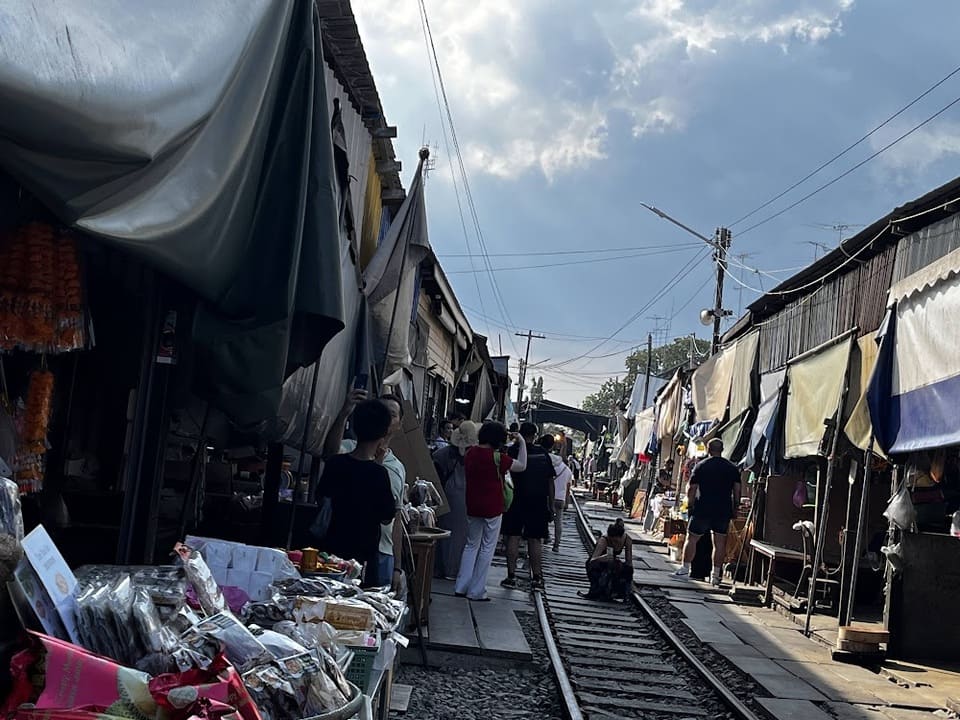 ระยะเวลาการวิ่งของรถไฟผ่านตลาดร่มหุบ อยู่ประมาณ 10-15 นาที ที่เที่ยวสมุทรสงคราม