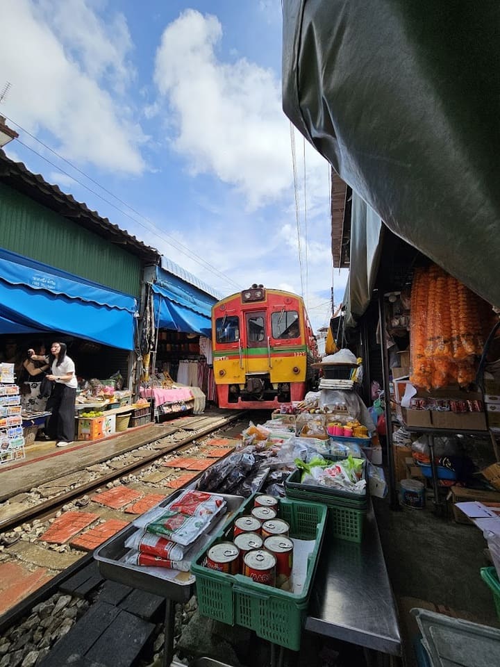 ถ้าตั้งใจมาดูรถไฟวิ่งผ่าน แนะนำให้มาก่อนเวลา เข้า-ออก ที่เที่ยวสมุทรสงคราม