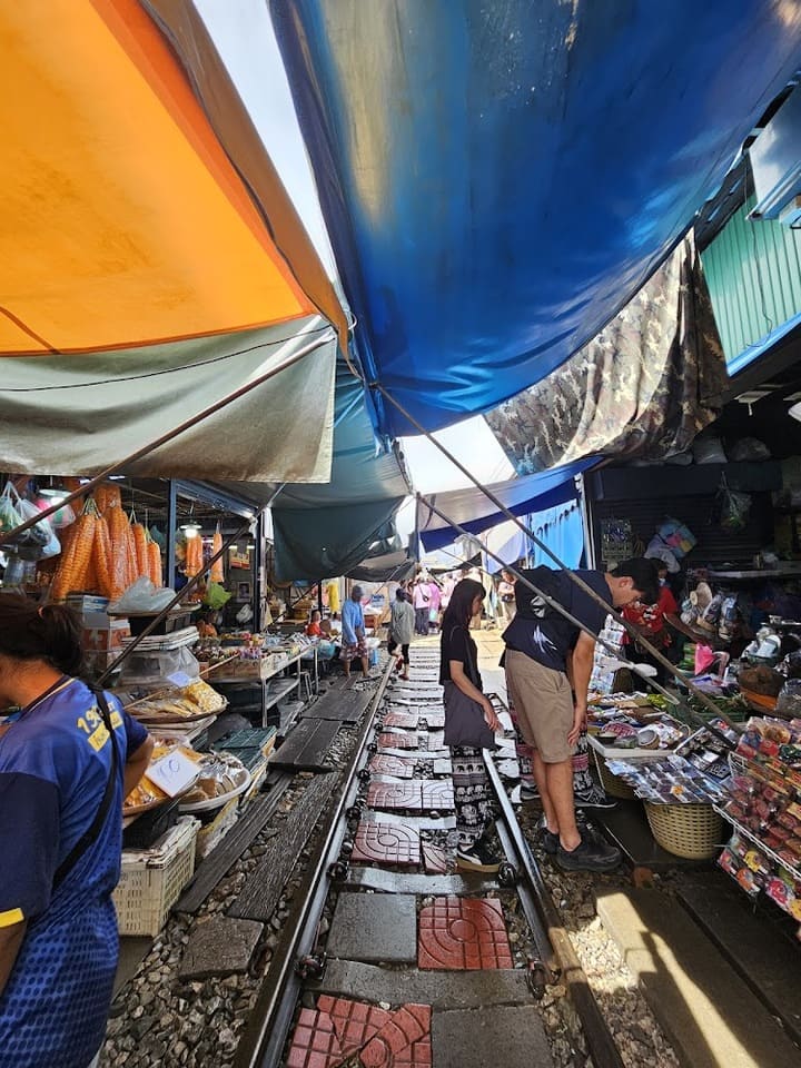 รางรถไฟตัดผ่านกลางตลาด ที่เที่ยวสมุทรสงคราม