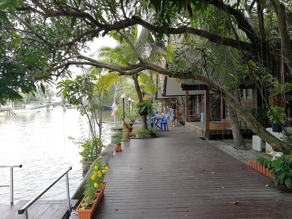  มีพื้นที่ระเบียงริมน้ำให้นั่งเล่น ที่พักอัมพวา