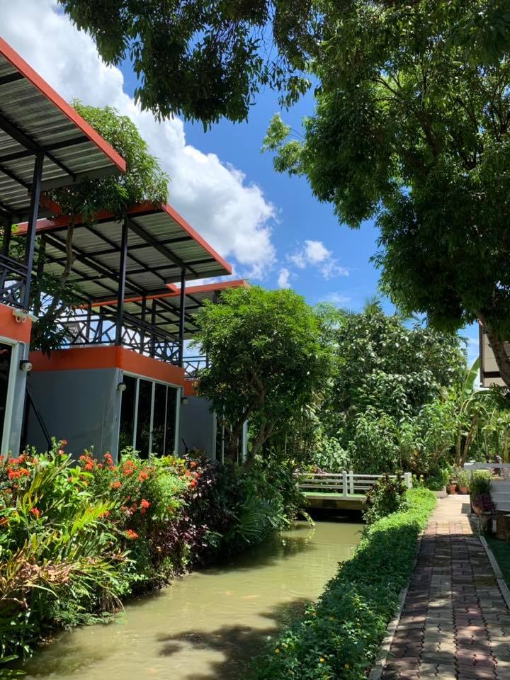 บรรยากาศ สงบ ร่มรื่น เย็นสะบาย ต้นไม้เยอะ ที่พักอัมพวา