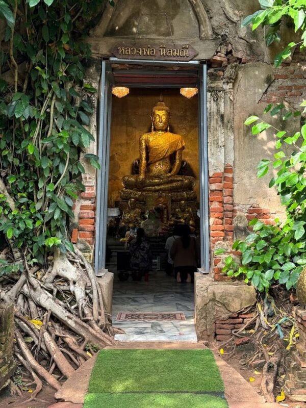 มีโบสถ์ไม้สักแกะสลักที่สวยงาม และมีพระพุทธรูปสำคัญให้สักการะ ที่เที่ยวสมุทรสงคราม