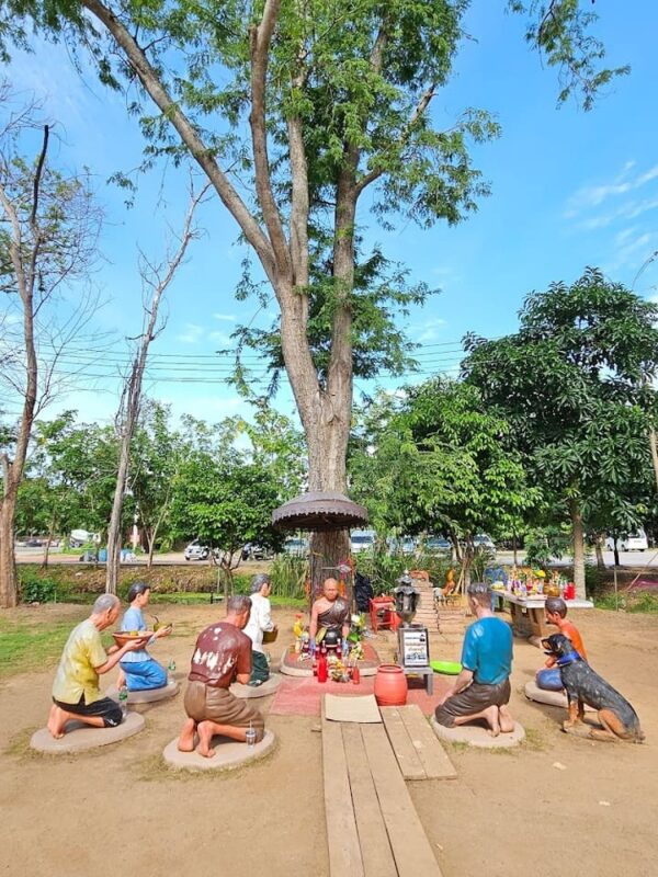 บรรยากาศภายในวัดร่มรื่น ที่เที่ยวสมุทรสงคราม