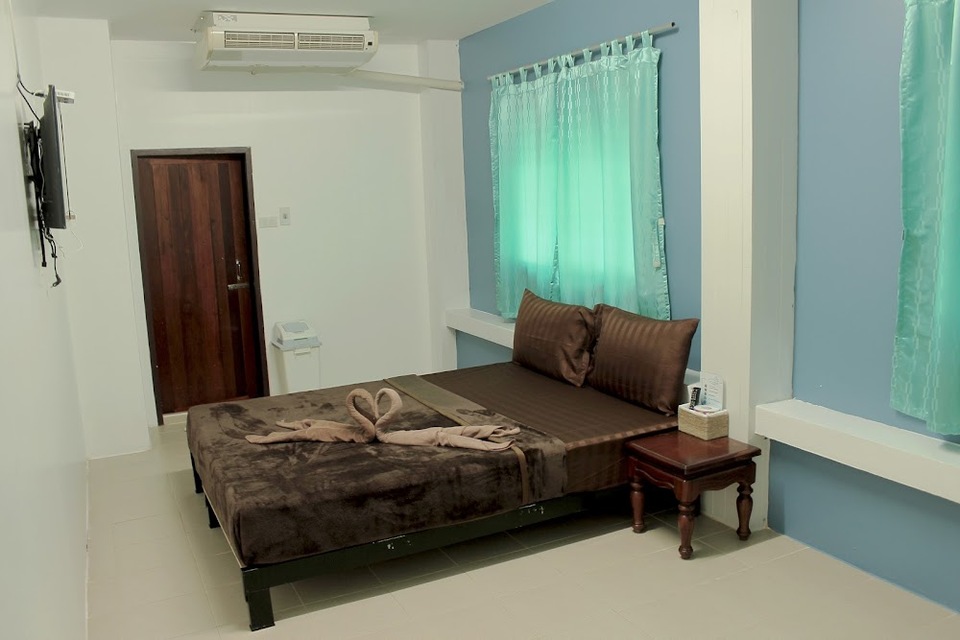 ห้องพักไม่ใหญ่มากเหมาะกับการไปพัก 1-2 คน/ห้อง ที่พักอัมพวา