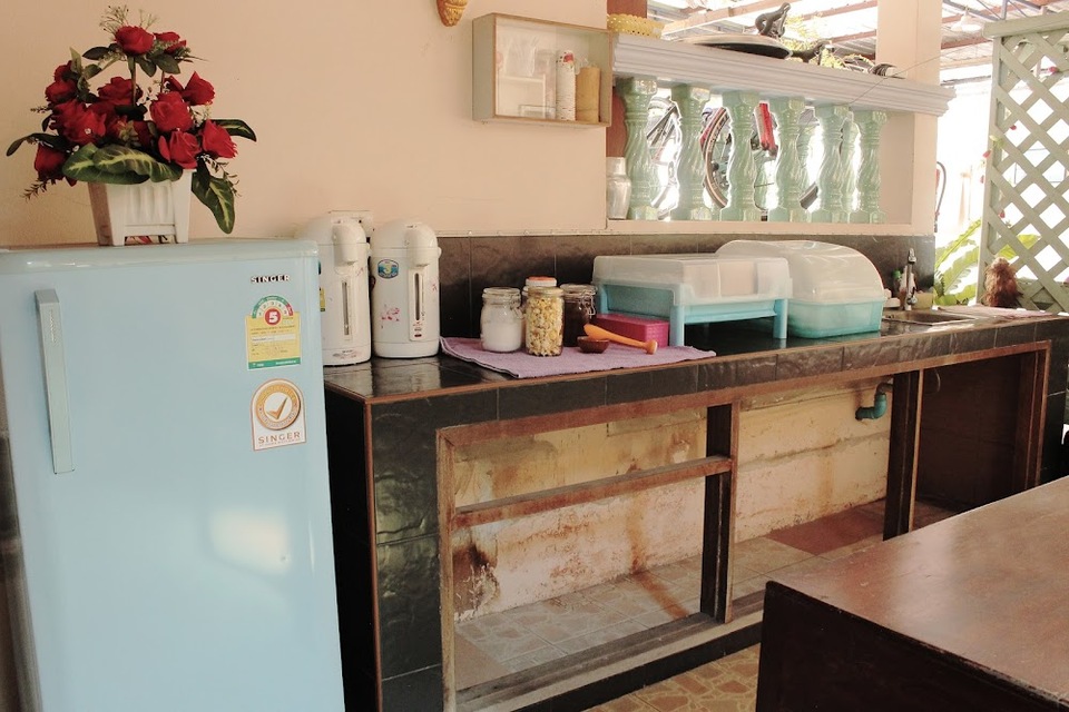 มีจุดชงชากาแฟตรงด้านหน้าห้องพัก ที่พักอัมพวา