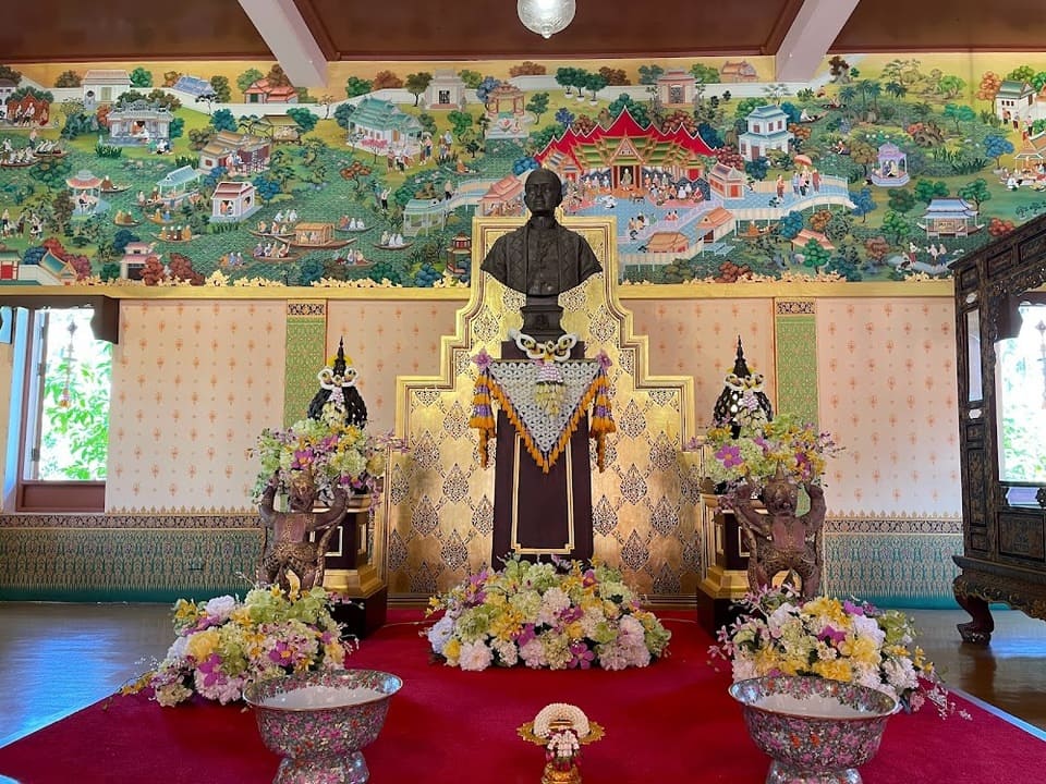 พระราชสมุทรเมธี เจ้าอาวาสวัดอัมพวันเจติยาราม เป็นผู้น้อมเกล้าฯ ถวาย ที่เที่ยวสมุทรสงคราม