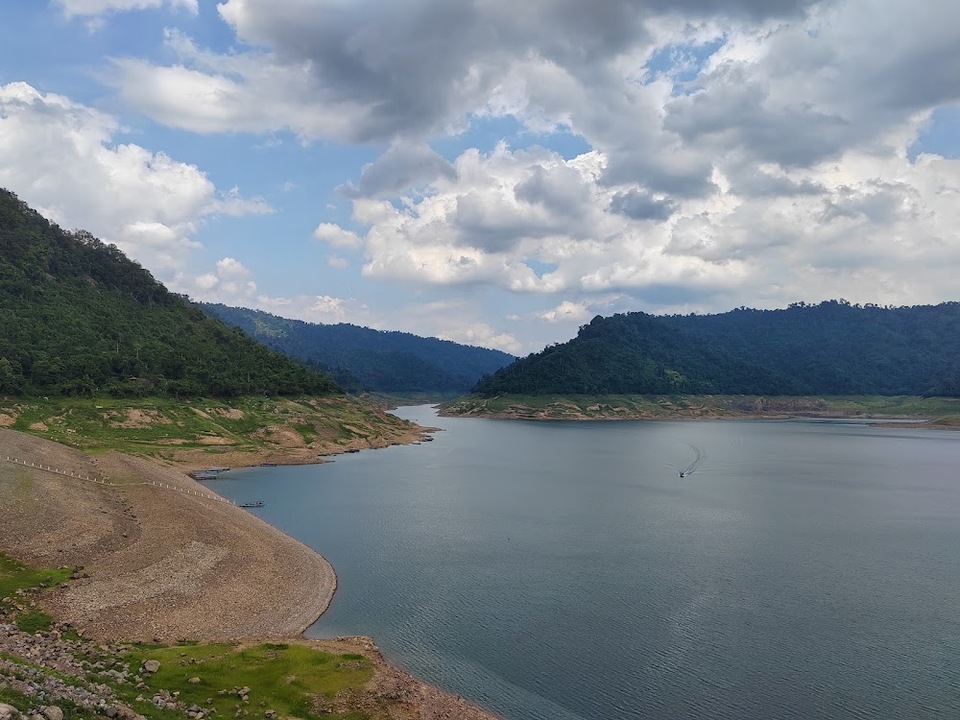 น้ำใส สะท้อนสีเขียวของภูเขา เหมาะสำหรับการพักผ่อนและถ่ายรูป เขื่อนขุนด่านปราการชล