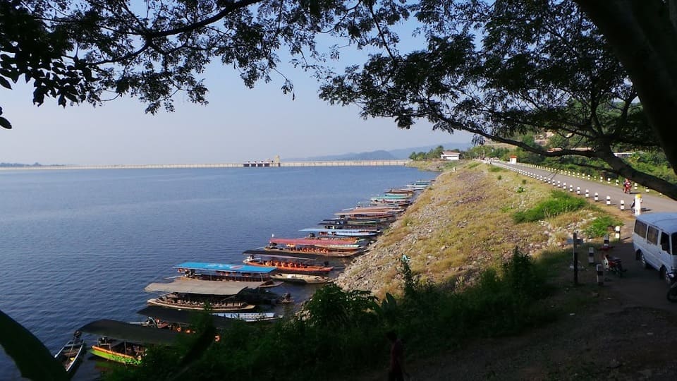 มีเรือหางยาวนำเที่ยวเหนือเขื่อน พาชมน้ำตก เขื่อนขุนด่านปราการชล