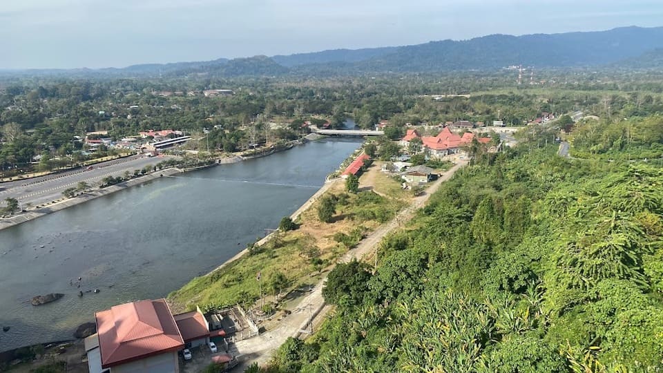 สามารถชมอุทยานแห่งชาติเขาใหญ่ได้จากบริเวณสันเขื่อน เขื่อนขุนด่านปราการชล