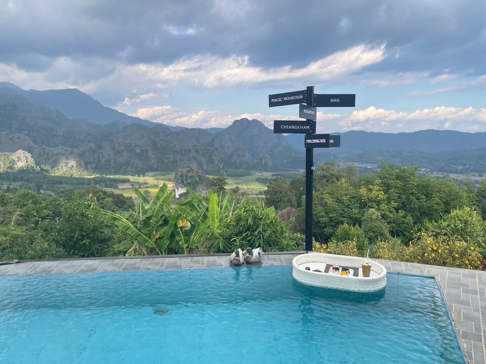 มีสระว่ายน้ำให้เล่น ภูลังกา