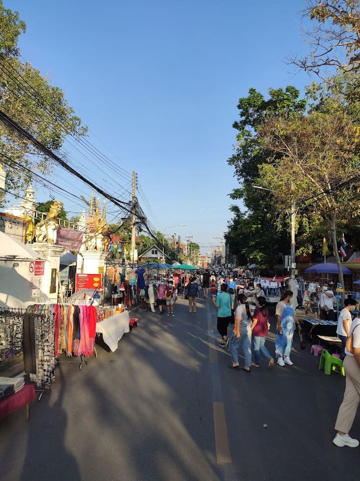 มาสัมผัสบรรยากาศแห่งการช็อปปิ้งและการเดินเล่น ถนนคนเดินเชียงใหม่