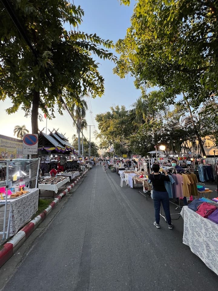 บางจุดจะมีนักดนตรีหรือศิลปินท้องถิ่นมาแสดงโชว์ดนตรีสดให้ชม ถนนคนเดินเชียงใหม่