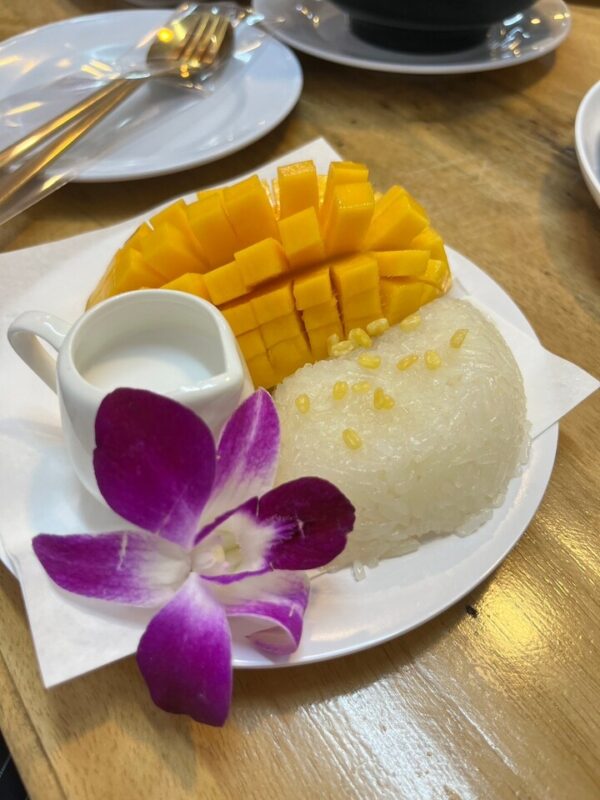 ข้าวเหนียวมะม่วง ยำปูม้าเจ็ดยอด