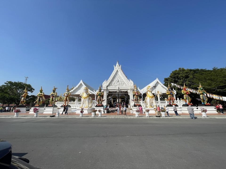 ที่นี่เป็นจุดหมายที่สำคัญในการสักการะและขอพร วัดดอนขนาก