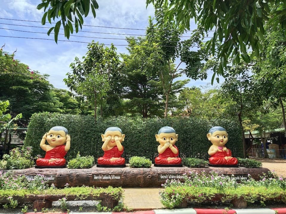 มีที่จอดรถสะดวกสบายและเยอะมากๆ  วัดดอนขนาก