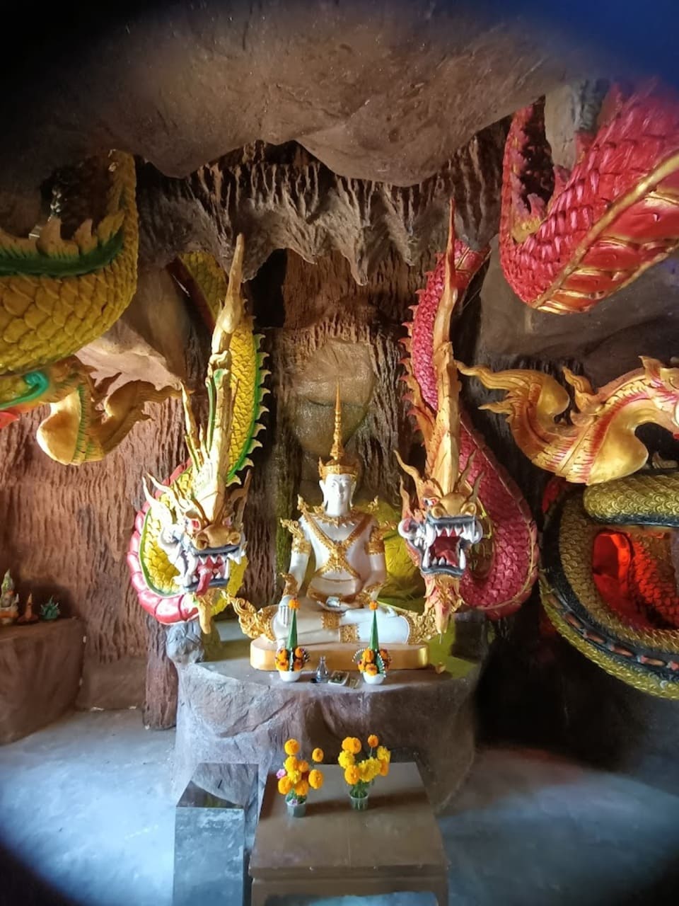 ส่วนผู้ที่ต้องการเข้ามากราบไหว้ขอพรที่สิ่งศักดิ์สิทธิ์ก็สามารถทำได้อย่างสะดวกสบาย วัดดอนขนาก