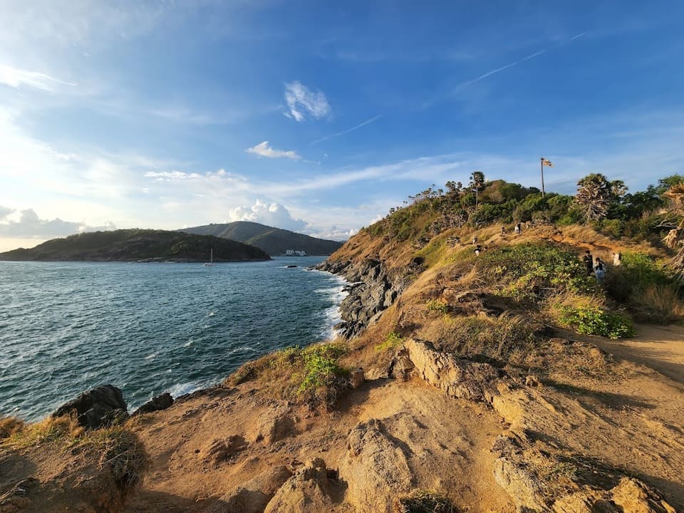 มีทัศนียภาพที่งดงาม แหลมพรหมเทพ