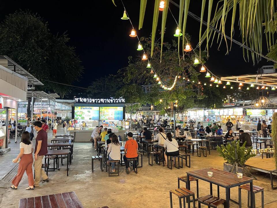 บรรยากาศในตลาดคึกคักสุดๆ มีดนตรีเพราะๆ ฟังไปเพลินๆ