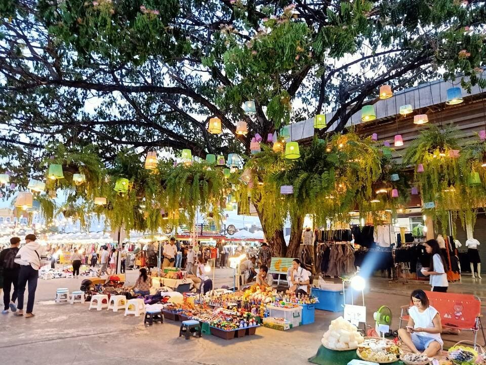 ร้านค้าก็มีหลายโซนให้เลือกเดินช็อปกัน