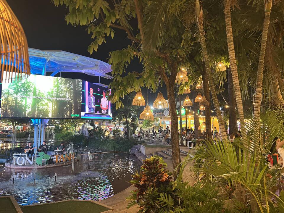 ภายในตลาดมีร้านค้าให้เลือกเยอะมาก