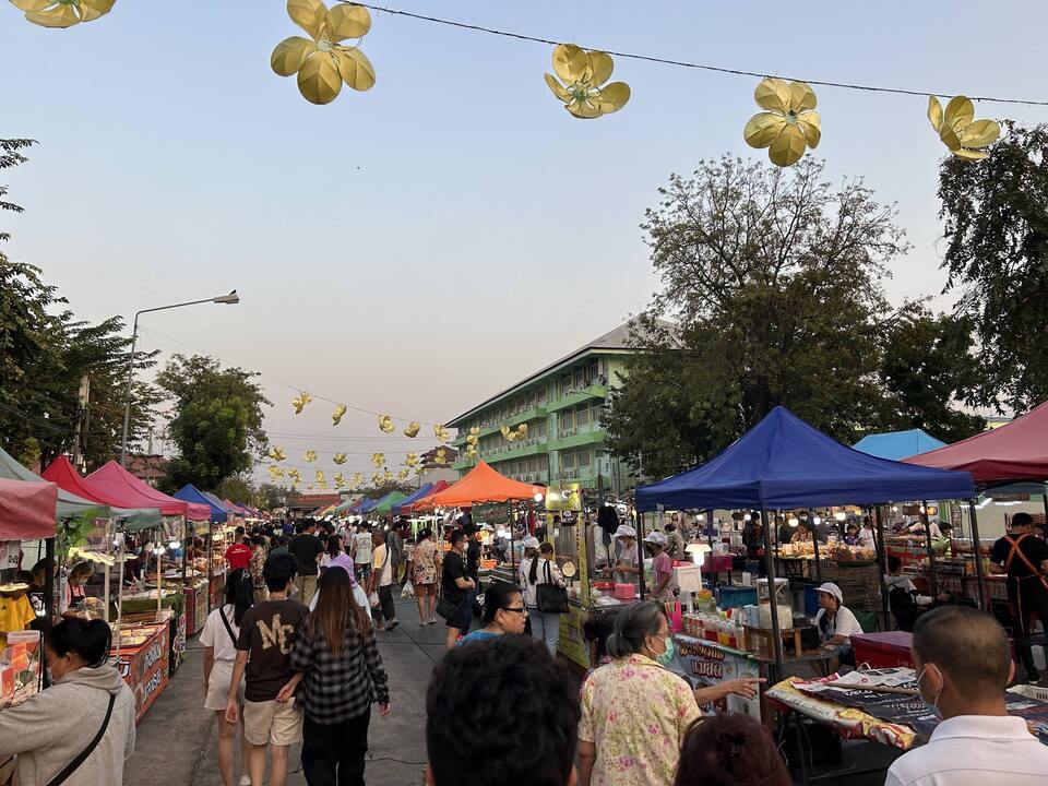ที่นี่มีของกินเยอะมาก และราคาก็ไม่แพง