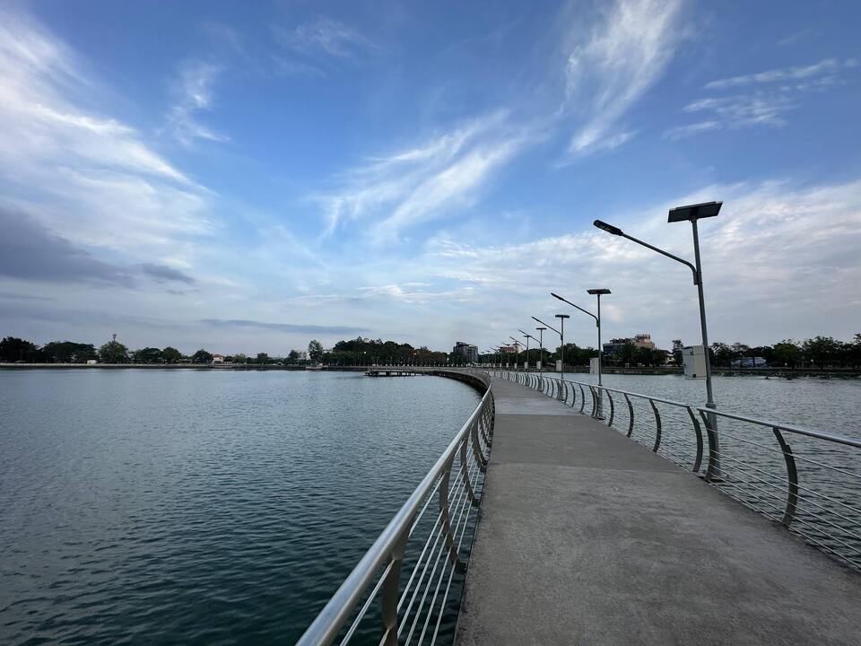 ที่นี่มีทางเดิน-วิ่งรอบบึงยาวประมาณ 4 กิโลเมตร