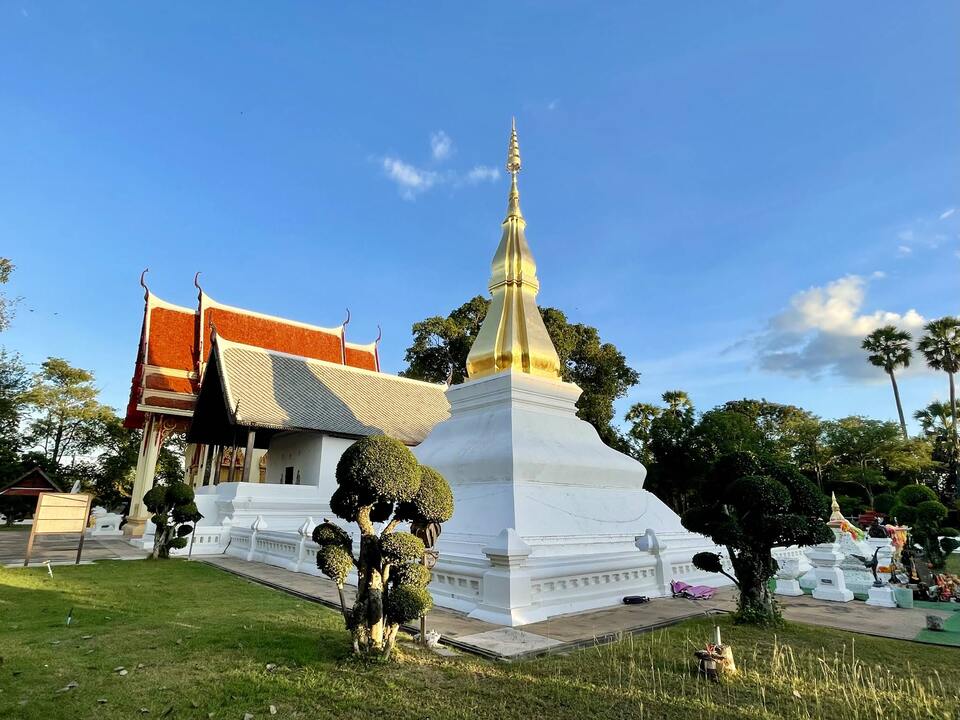 ตั้งอยู่ห่างจากตัวเมืองขอนแก่นไปประมาณ 30 กิโลเมตร