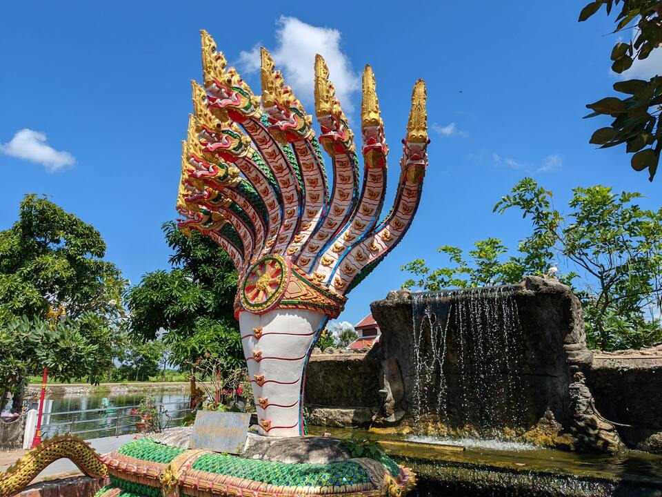 สิ่งที่โดดเด่นคือความสงบและความร่มรื่นของสถานที่