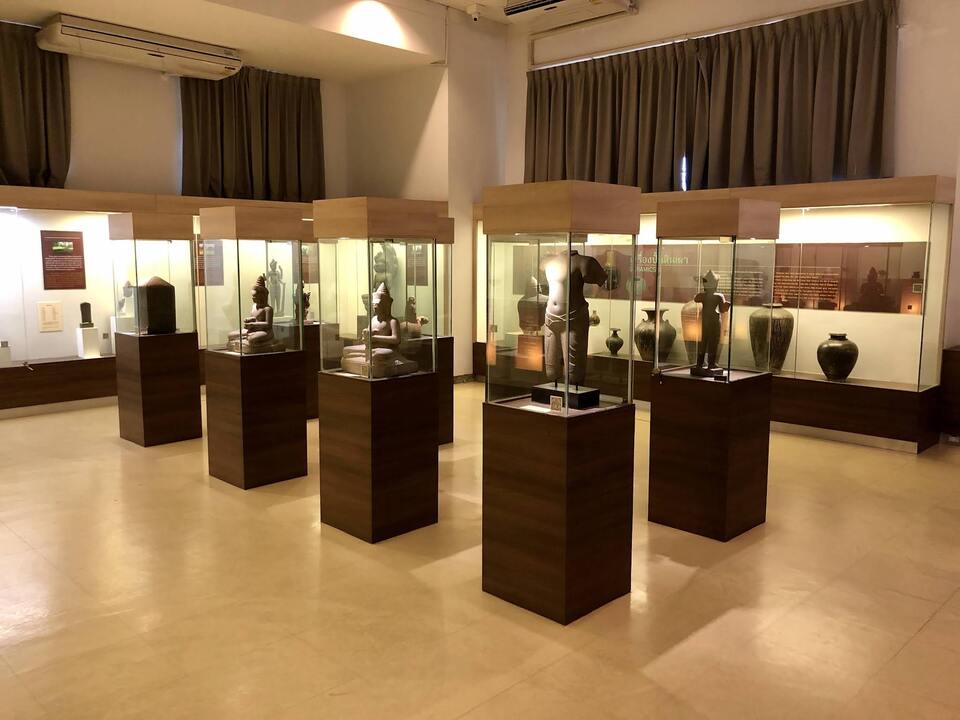แต่บางจุดอาจจะทำให้การอ่านข้อมูลไม่สะดวกเท่าไร เพราะใช้สีเหลืองบนพื้นแดง ทำให้มองยากไปนิด