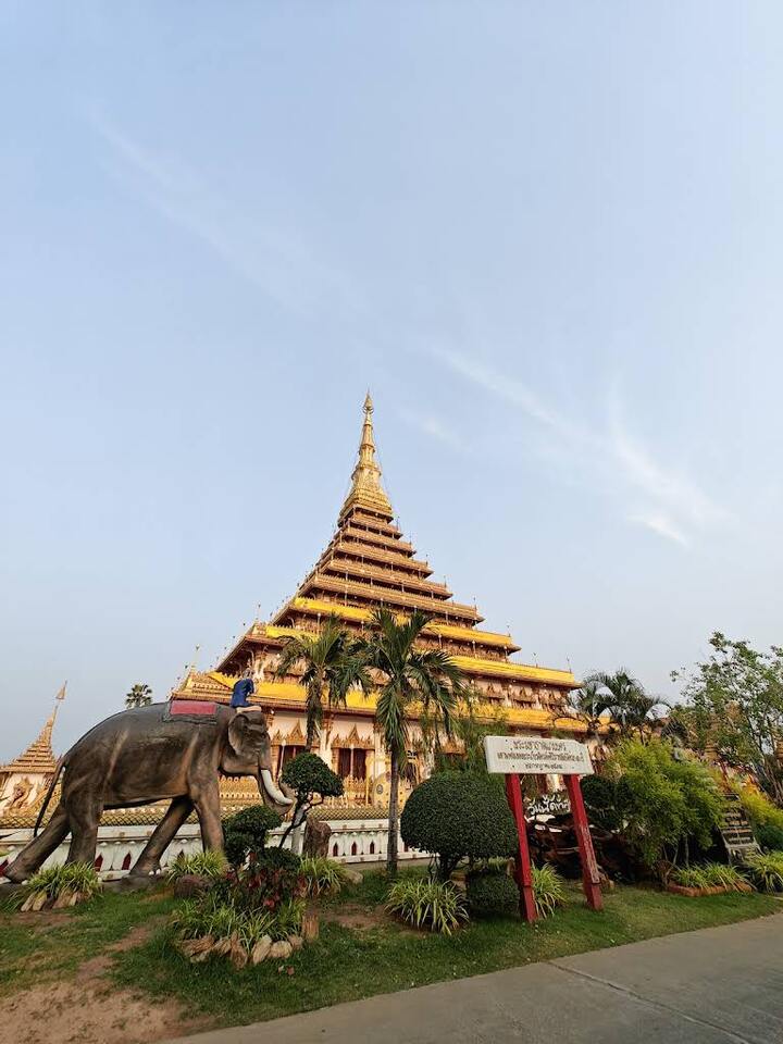 พระธาตุ 9 ชั้น ที่เป็นจุดเด่นของวัด